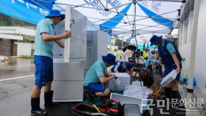 삼성전자서비스 임직원이 침수된 냉장고를 세척하는 모습.jpg