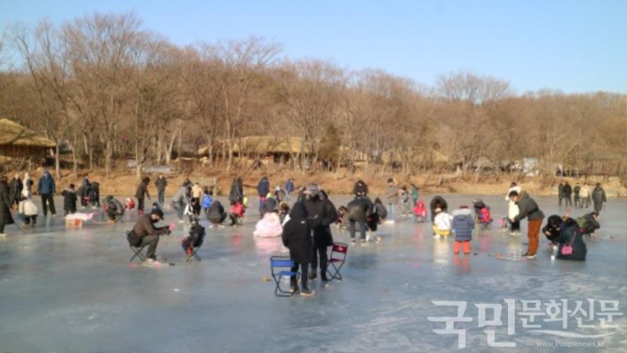 한국민속촌 지곡천에서 펼쳐지는 빙어사냥.jpg