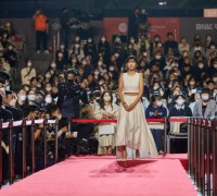 배우 전채은이 제27회 ‘부산국제영화제’(BIFF) 개막식 레드카펫에 참석해 자리를 빛냈다.